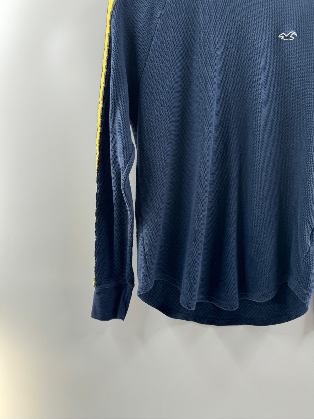 🧸 Hollister Navy Blue Yellow Stripe Waffle Knit Long Sleeve Shirt Men's Medium - Picture 3 of 9